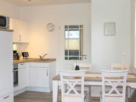 Küchenzeile mit Herd, Kochfeld, Spüle und Kaffeemaschine