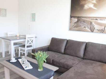 Wohnzimmer, Eckkautsch, dekorierter Tisch, Blumen