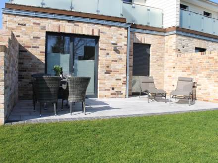 Terrasse mit Gartenmöbeln