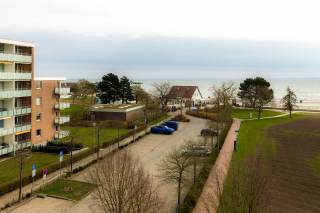 Blick auf Parkplatz Wiesen und Meer, Wohnung im Haus "Goldene Ruh"