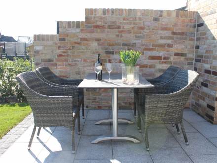 Terrasse mit Tisch und vier Stühlen