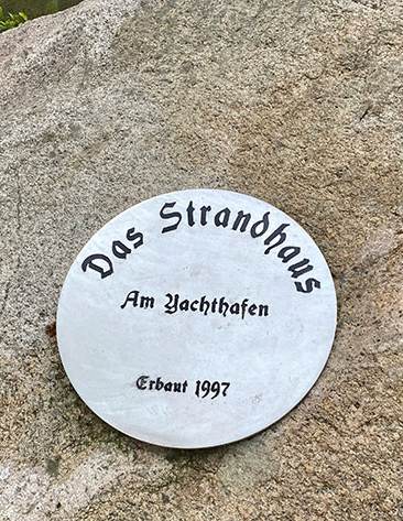 Foto: Schild auf Findling - Das Strandhaus am Yachthafen, erbaut 1997