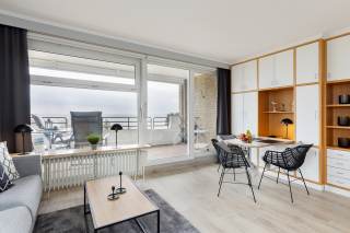 Wohn- und Esszimmer mit Blick auf Balkon, Wohnung im Haus "Goldene Ruh"